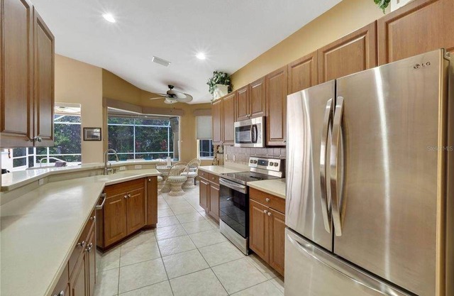 Beautiful 3/2 spacious, bright & heated pool home
