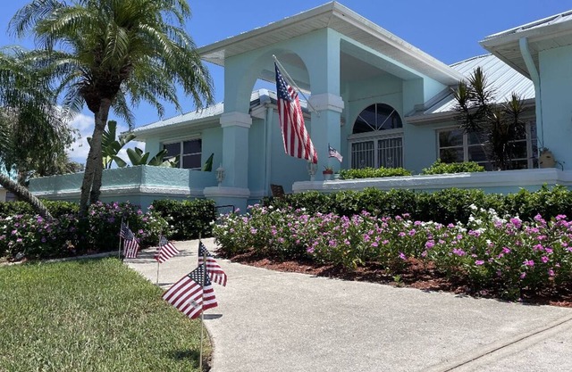 Beautiful 3-bdrm home w covered lanai & pool, 8 minutes to local beaches