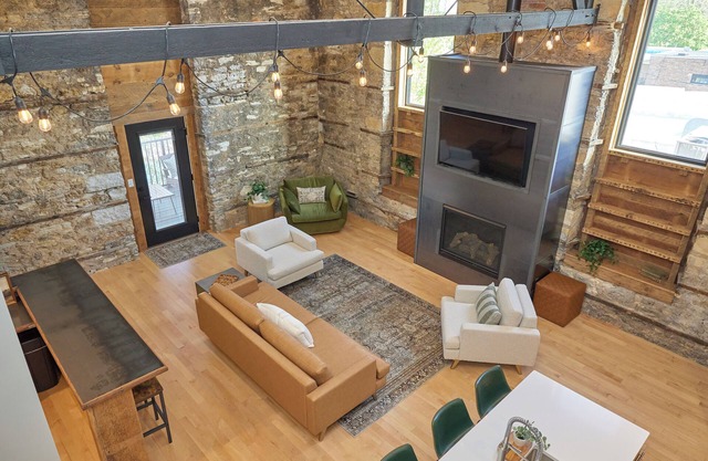 Beautiful 3 bed 2.5 bath condo w/pullout sofa in downtown Utica