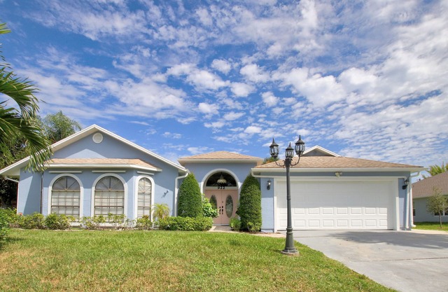 Beautiful 3 bed 2 bath, Heated Pool, Minutes from the Ocean