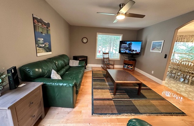 Beautiful 3 Bedroom, 2 Bath, Large private lot that backs onto Hummingbird Creek