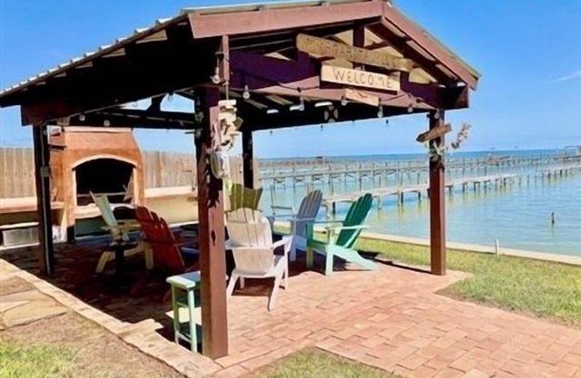 Beautiful 3 Bedroom, 3 Bath. Private Fishing Pier. Newly Renovated.