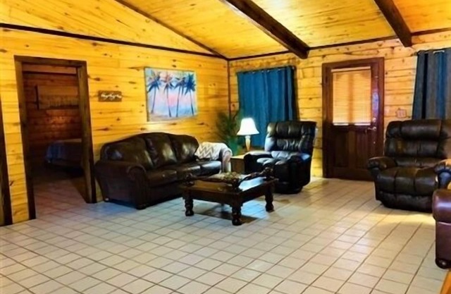 Beautiful 3 Bedroom, 2 Bath. Private Backyard. 321 Bayshore Dr.