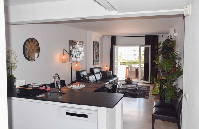 Beautiful 3 bedroom apartment-first line-pool