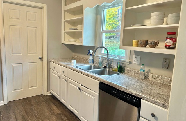 Beautiful 3 beds 1 bath, kitchen, dining, few minutes from Downtown Carmel, IN
