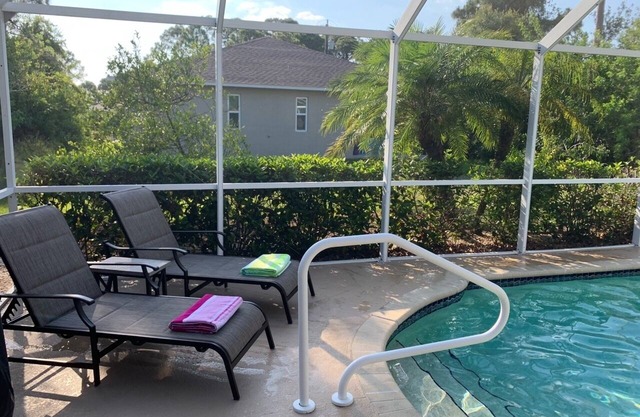 Beautiful 3 Br/2 Bath House w/Private Pool Heated! Close to beaches!
