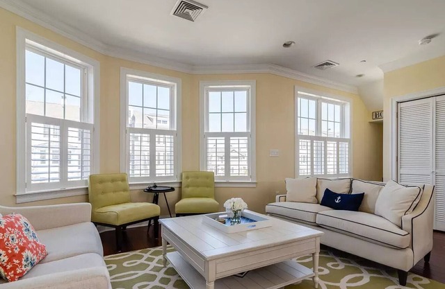 Beautiful 3 br/4 ba townhome in waterfront community; 2-min walk to Boston ferry