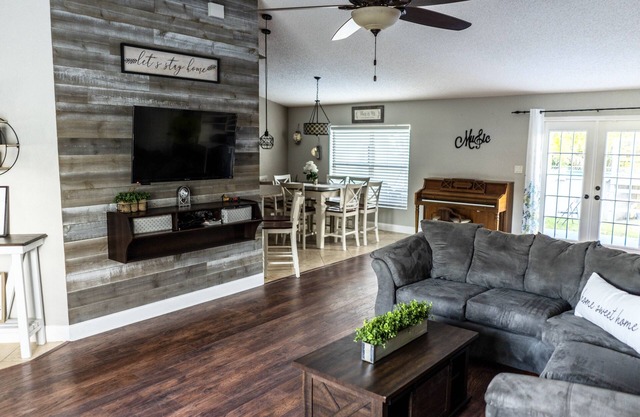Beautiful 3 BR Home|Saltwater Pool|Fenced Yard|8 Min to Weeki Wachee River
