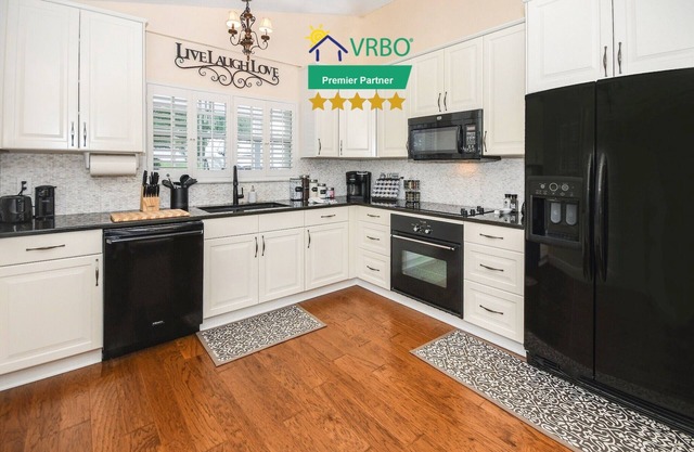Beautiful 4/2 in Sanford: King Bed, Golf, Pool, Ping Pong, & Bunk Room!