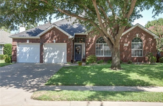 Beautiful 4-bedroom house with pool, close to everything in Dallas