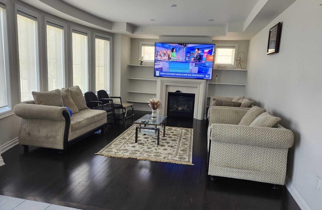 Beautiful 4 Bedroom Home, Large Ravine Backyard.