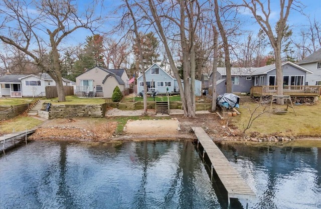 Beautiful 4-bedroom Lake Front Cottage with HOT TUB & rentable BOAT