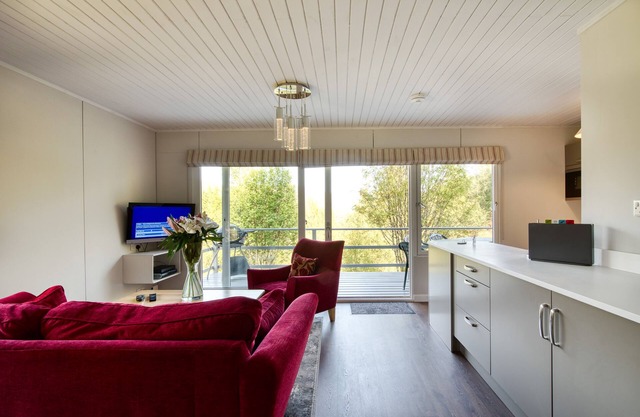 Beautiful 4 star 2 bedroom chalet with stunning loch and mountain views