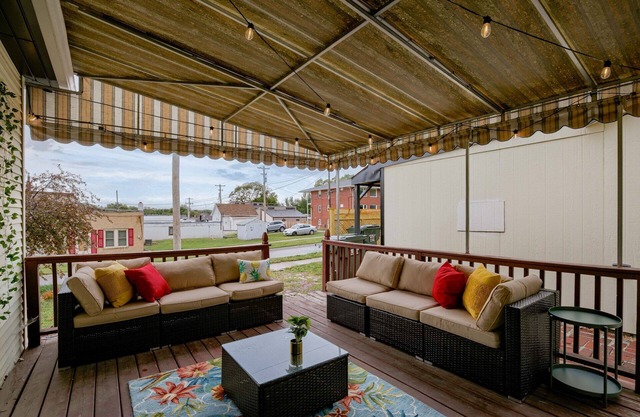 Beautiful 4bd with Contemporary Interior upstairs unit