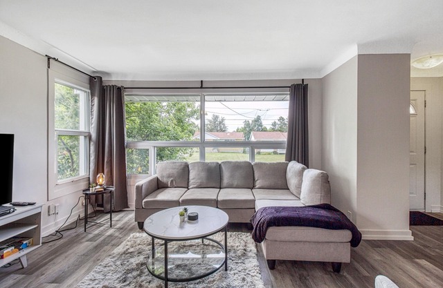 Beautiful 4Br 2Ba Home w/Wifi, Cable, AC + more!