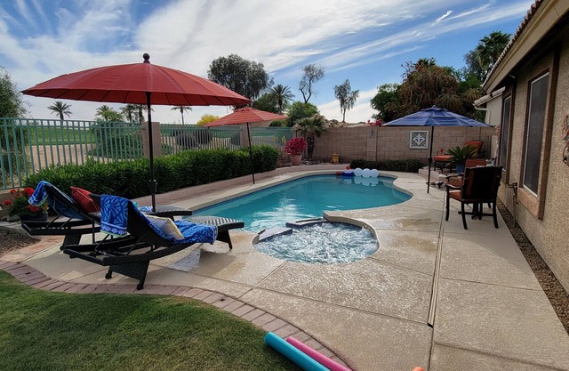 Beautiful 4Br 2Ba, Pool, Heated Spa. Restaurants and Shopping nearby