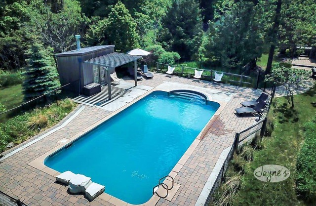 Beautiful 5 Bed, 3 Bath Country House in Caledon! 2 Acres! Pool!