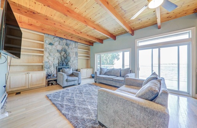 Beautiful 5 bedroom in fenelon falls