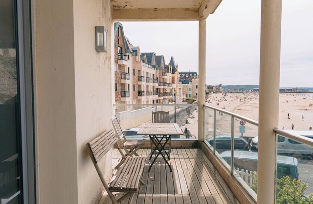 Beautiful 90m² seafront apartment