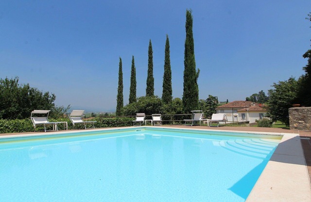 Beautiful apartment for 8 people with pool, WIFI, A/C, TV and parking, close to Verona