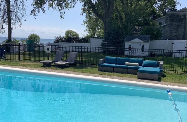 Beautiful All Season Lake Home w pool and hot tub