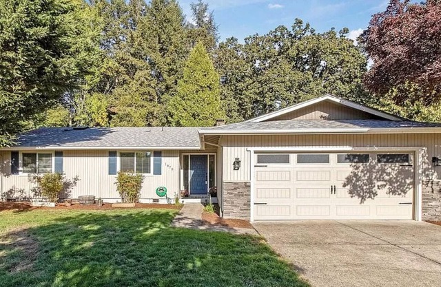 Beautiful and charming 3 BR 2Bath 3 bedroom in quiet culdesac.