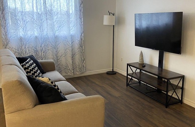 Beautiful and Cozy House - Close to attractions!