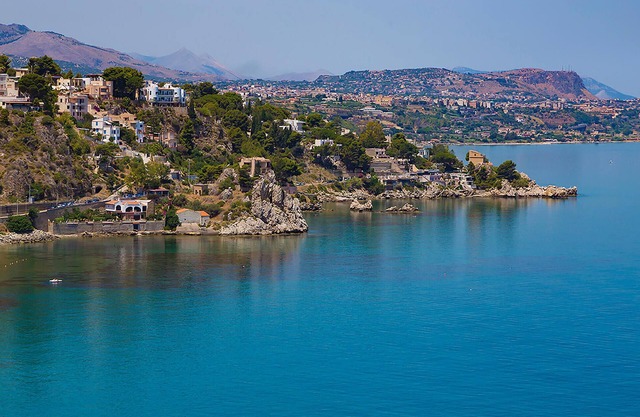 Beautiful and lovingly designed vacation apartment in the harbor town of Porticello.