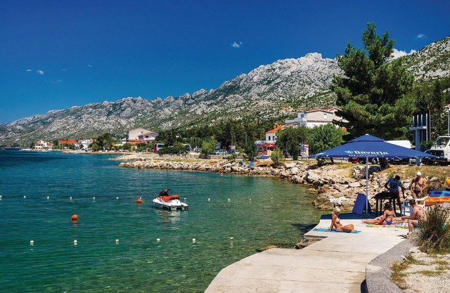 Beautiful and modern apartment with stunning sea views.