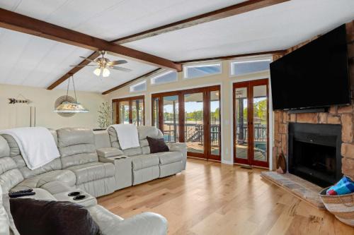Beautiful and Relaxing Lakefront Getaway