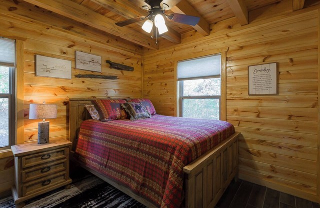 Beautiful and secluded cabin! 10 minutes away from Wolf Pen Gap