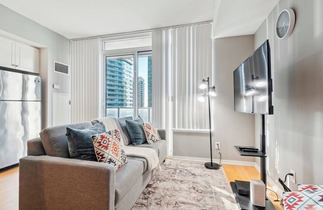 Beautiful and Stylish 1 BR Condo in DT Toronto