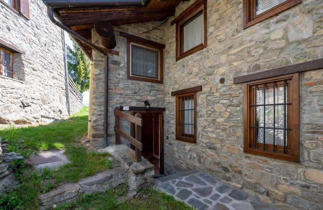 Beautiful apartment for 6 guests with TV, balcony and parking, close to Aosta