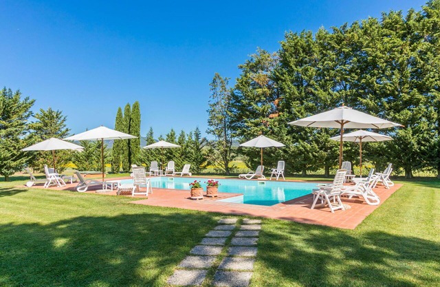 Beautiful apartment in villa for 4 people with WIFI, pool, A/C, terrace and parking