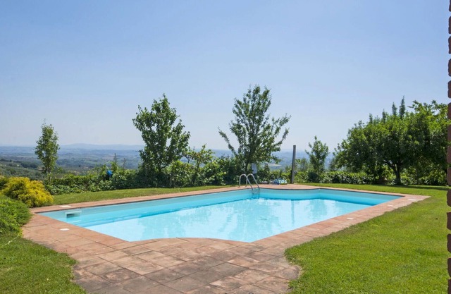 Beautiful apartment in villa for 2 guests with A/C, WIFI, pool, TV and parking