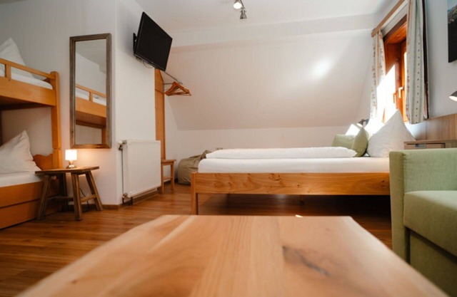 Beautiful apartment for 6 guests with WIFI, TV, patio, pets allowed and parking