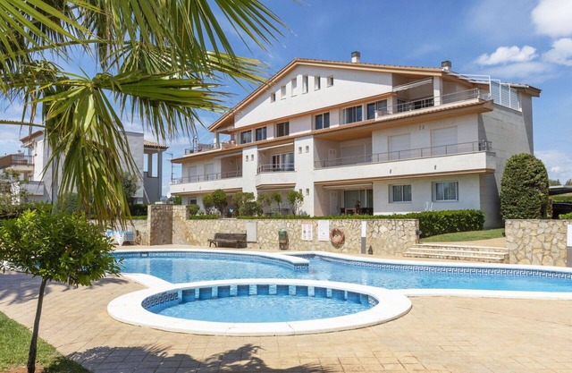 Beautiful apartment for 4 people with pool, A/C, WIFI, TV, patio, pets allowed and parking