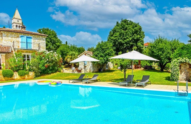 Beautiful apartment for 6 people with A/C, pool, WIFI, TV, patio and parking