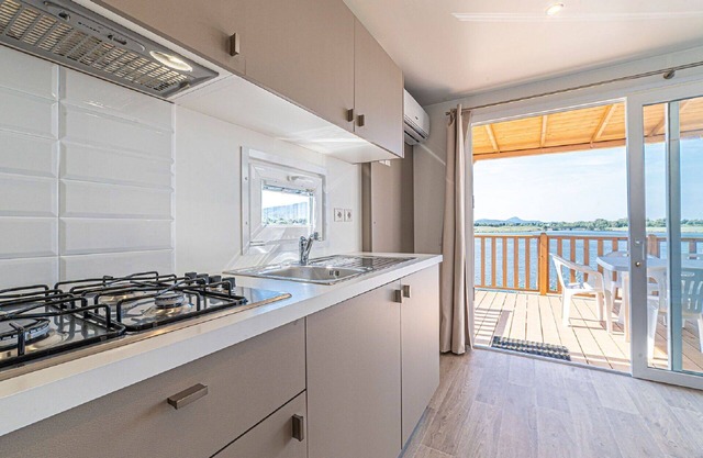 Beautiful apartment in villa for 6 people with WIFI, A/C, pool, TV, terrace and parking