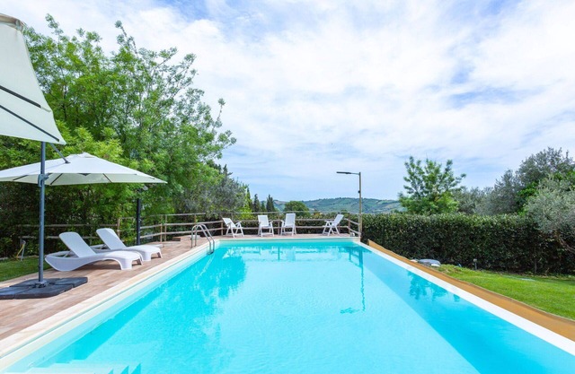 Beautiful apartment in villa for 12 people with WIFI, pool, TV, patio, pets allowed and parking