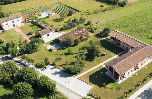 Beautiful apartment in villa for 4 guests with WIFI, A/C, pool, TV, terrace and pets allowed