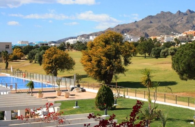 Beautiful apartment with WIFI, parking, golf course views,100m from the beach