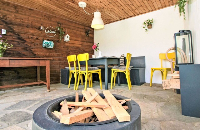 Beautiful private villa for 3 guests with WIFI, TV, patio, pets allowed, panoramic view and park.
