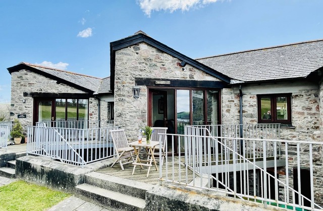 Beautiful Barn, River views, Close to Quay