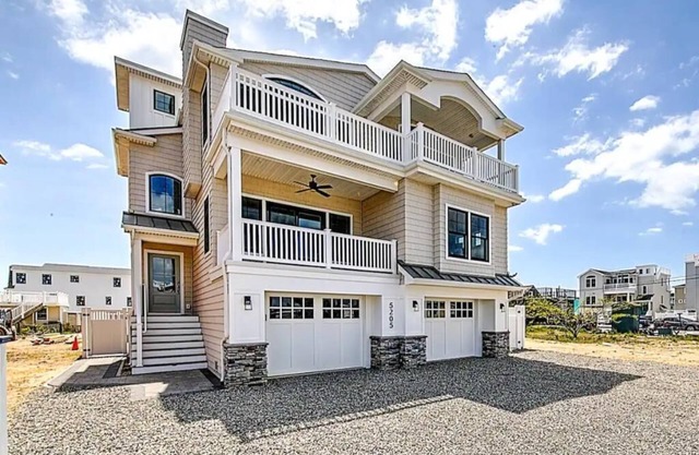 Beautiful Bay Views with gorgeous sunsets. 5 Bdr