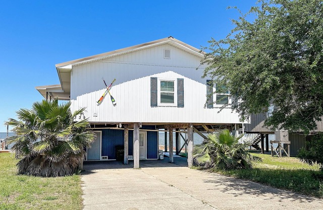 Beautiful Bayfront home that your family will love!