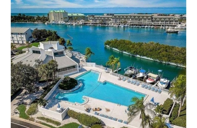 Beautiful beach townhome -Walking distance to Indian Rocks Beach!