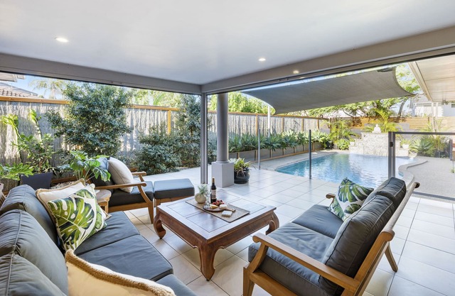 Beautiful Beachside Holiday Home @ Sandy. 500m to Beach -Sleeps 10