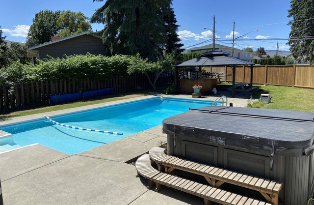 Beautiful Big Home With Heated Inground Pool & Hot Tub!