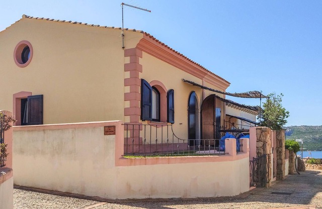Beautiful, bright vacation home on Capo d'Orso, 500 m from the sandy beach.